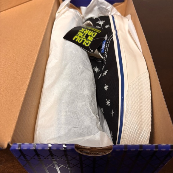 Better™ Gift Shop - AOI Industry / Vans - Black "KiraKira" Slip On GLOW IN DARK - Picture 4 of 13